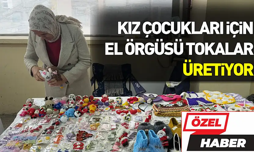 Ev hanımı Korkmaz, kız çocukları için el örgüsü tokalar üretiyor