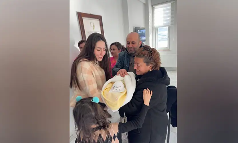 'Geçici Koruyucu Aile Hizmeti'nin 100. bebeği Samsun'da aileye teslim edildi