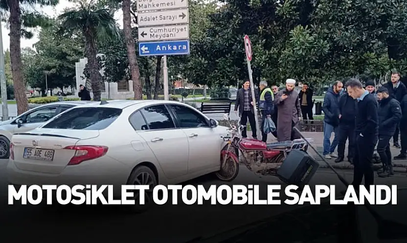 Motosiklet otomobile saplandı