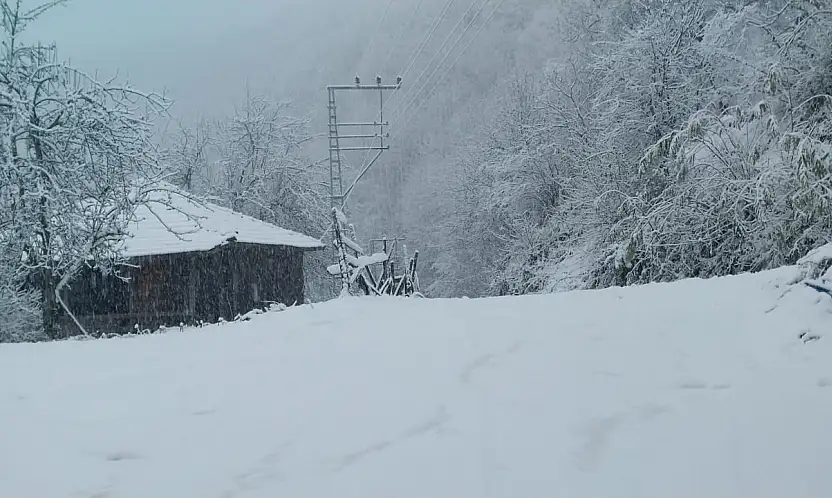 Salıpazarı Karla Beyaza Büründü