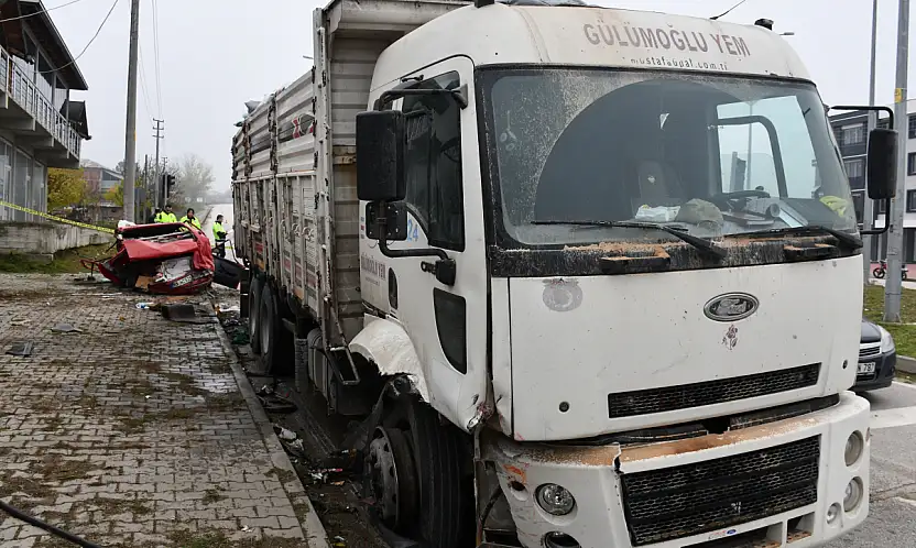 Samsun'da Kamyon ile Otomobil Çarpıştı: 4 Yaralı