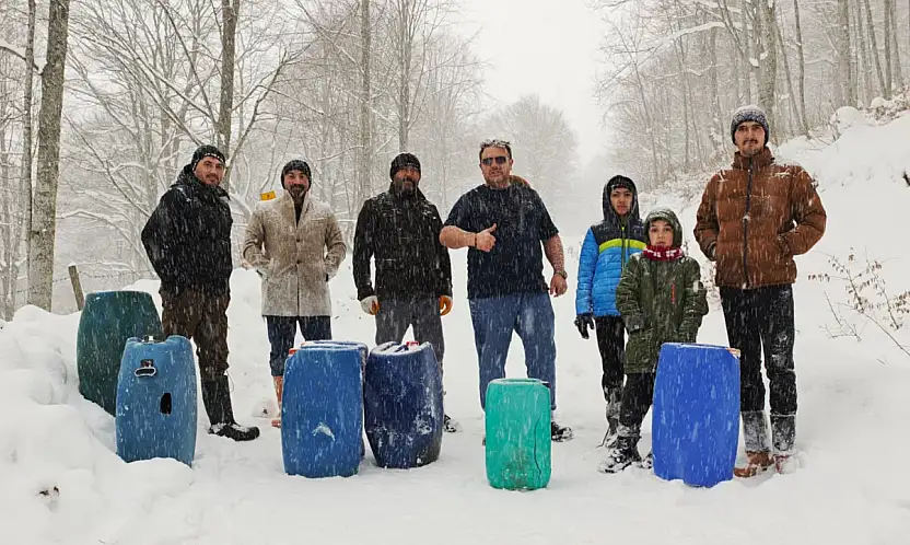 Samsun'da Vatandaşlar bidonlarla karın keyfini çıkardı