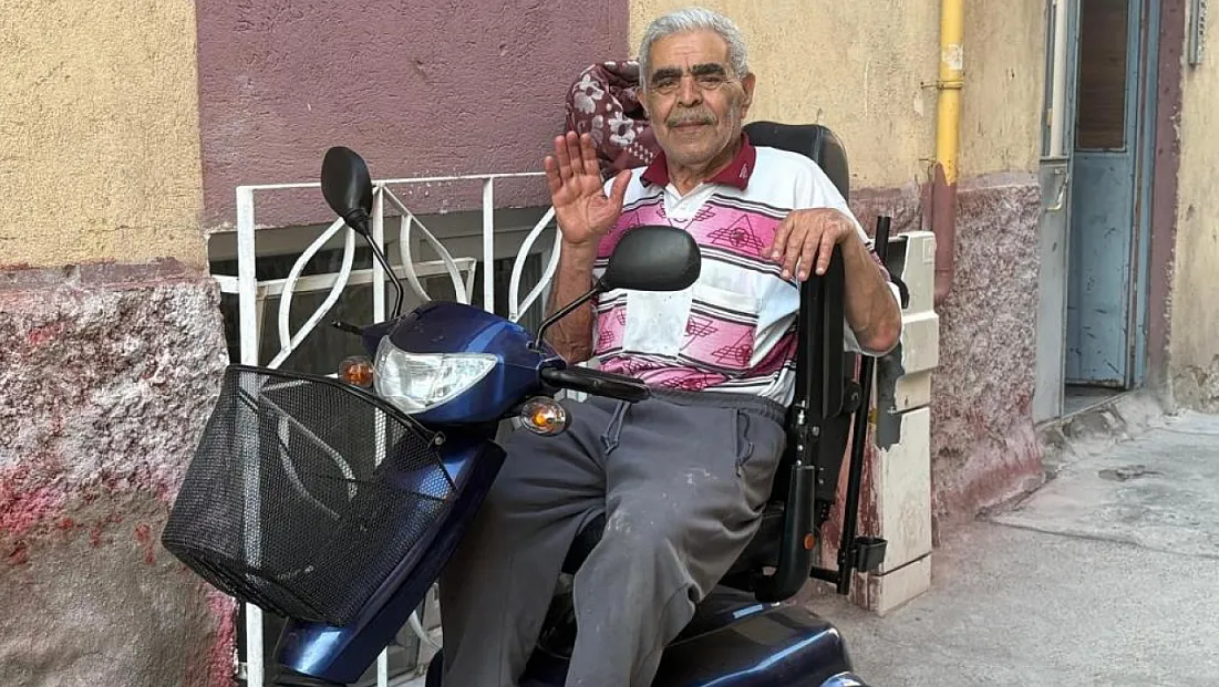 Akülü sandalyesi yanan yaşlı adama yeni araç desteği
