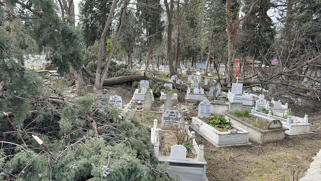 Alaçam’da fırtına mezarlıkta hasara yol açtı