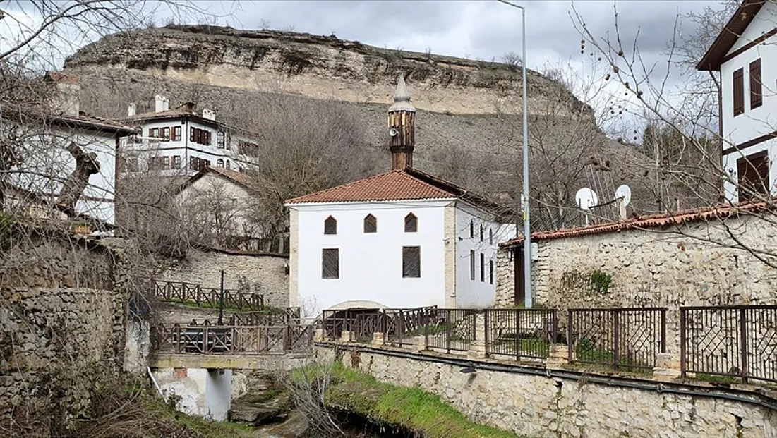Altından dere geçen tarihi cami dikkati çekiyor