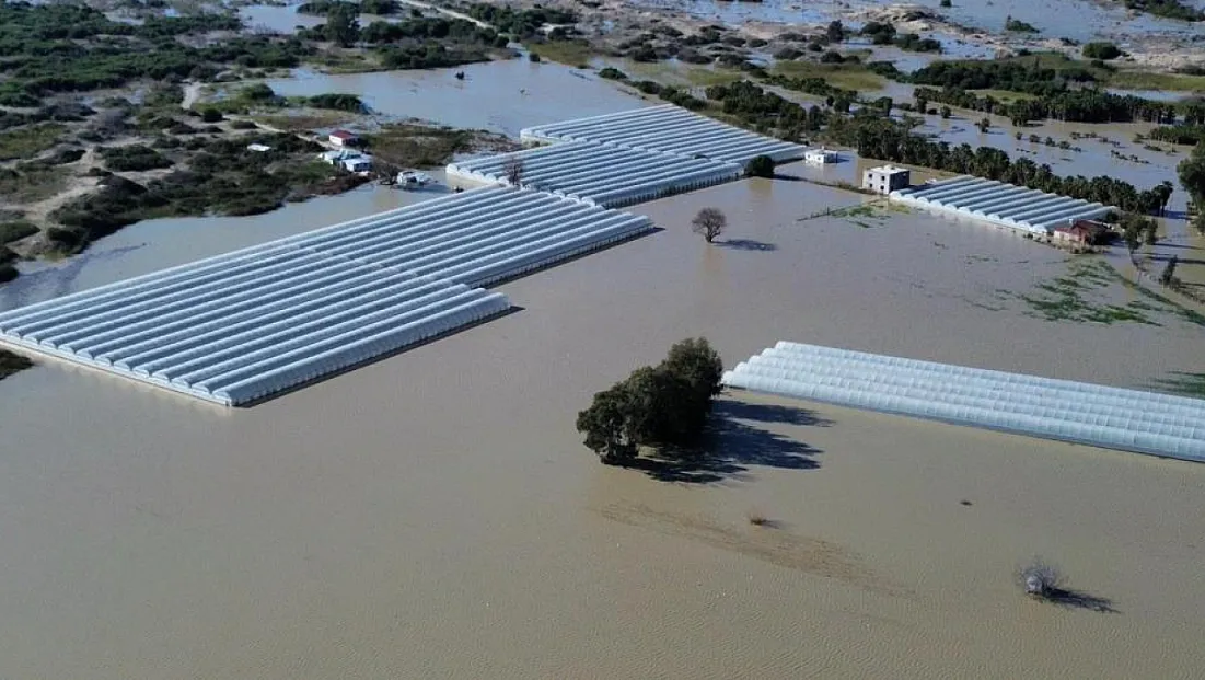 Antalya Kaş'ı sağanak vurdu