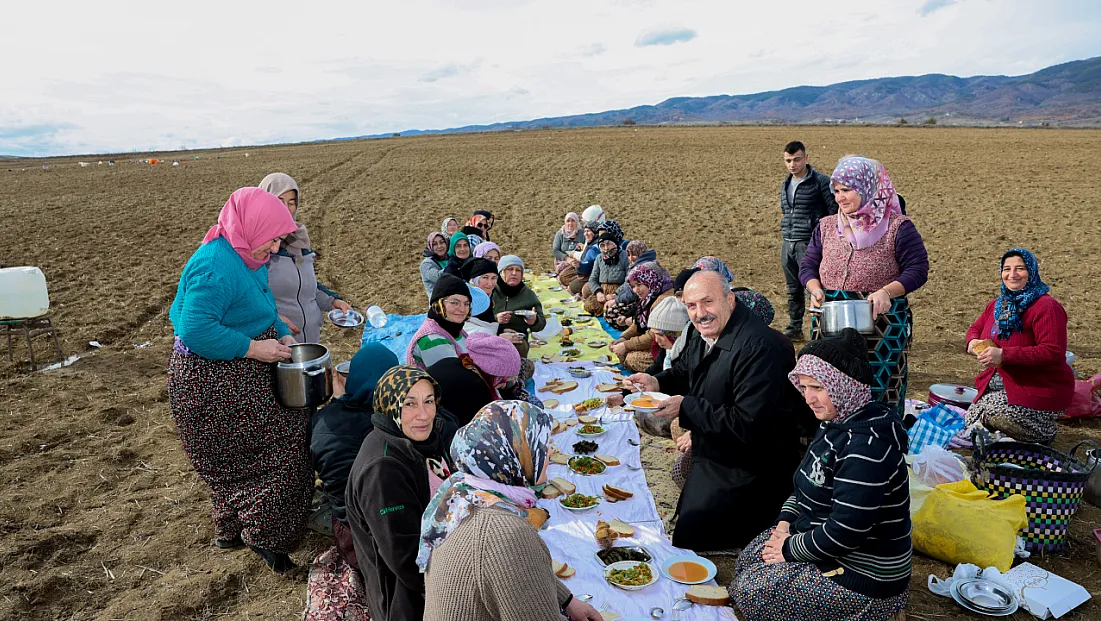 Başkan Arslan sarımsak tarlasına indi