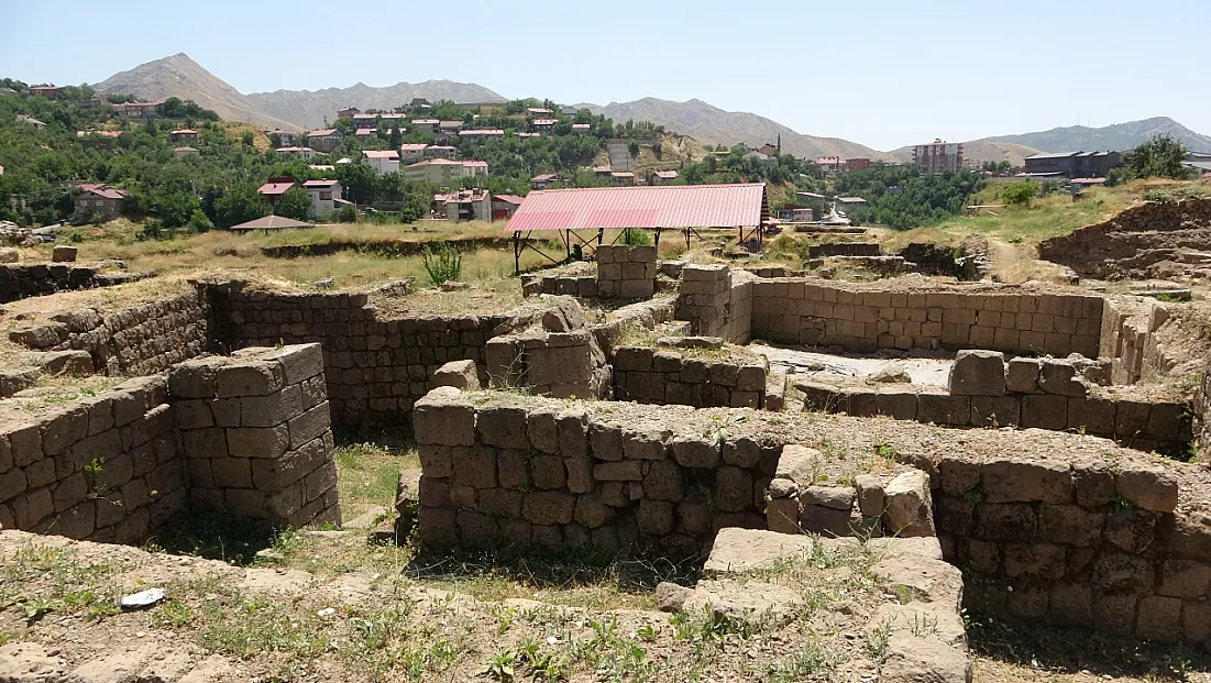 Bitlis Kalesi sırlarını ortaya çıkarıyor