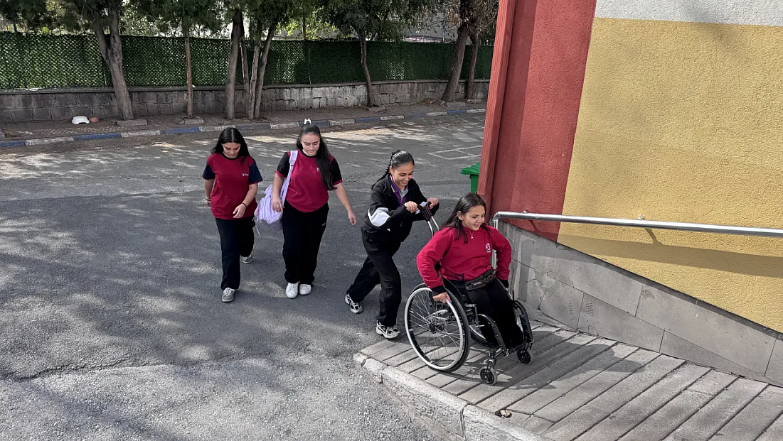 Ecrin’in en büyük gücü arkadaşları
