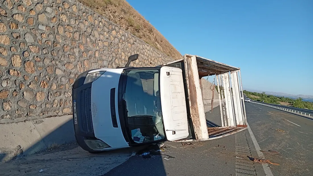 Elazığ’da yan yatan kamyonette 2 yaralı