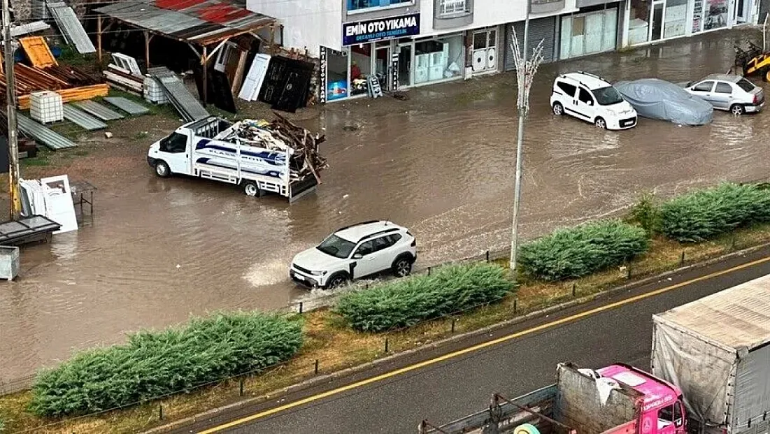 Erzurum'da sağanak hayatı olumsuz etkiledi