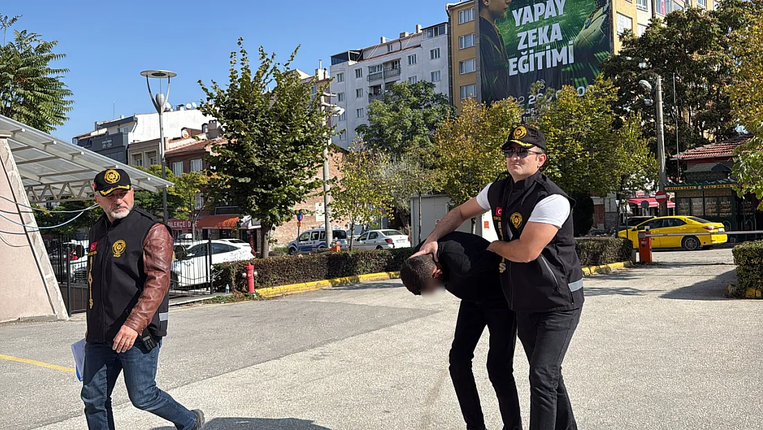 Eskişehir’de zorla tespih sattığı öne sürülen şüpheli adliyeye sevk edildi