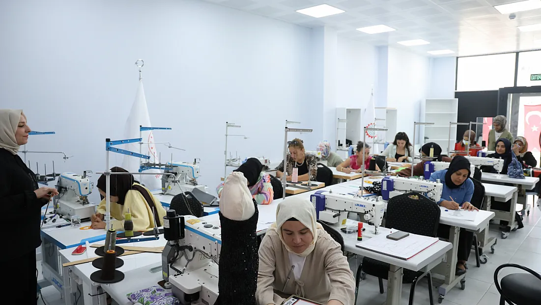 Farklı mesleklerden kadınların ortak hedefi moda