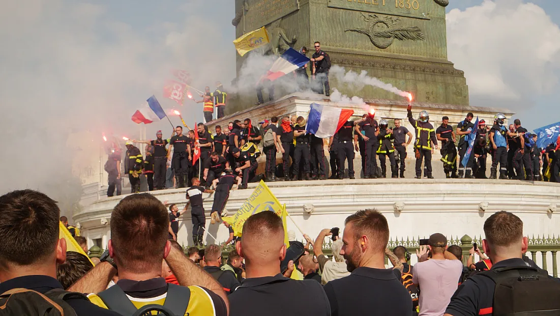 Fransa’da kamu çalışanları ve itfaiyeciler sokağa indi