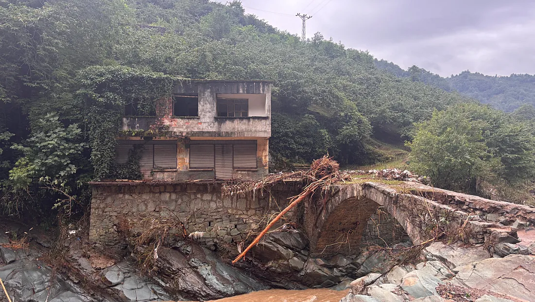 Giresun’da sel felaketi: Kayıp 2 kişiyi arama çalışmaları sürüyor