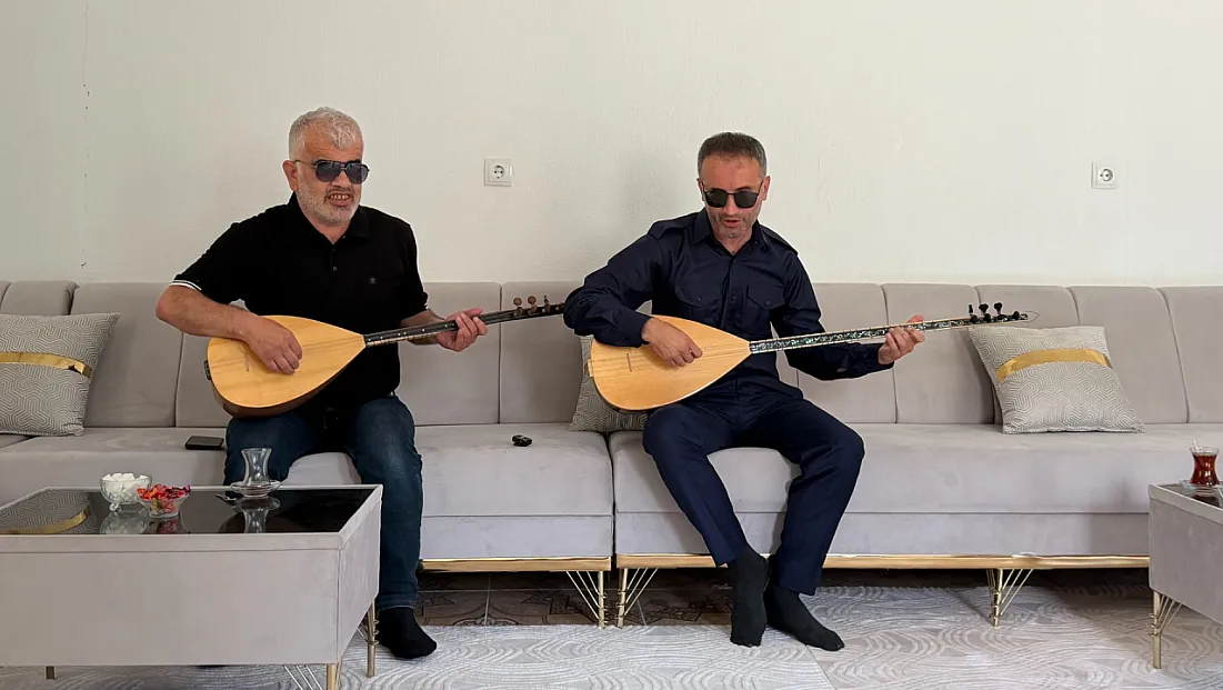 Görme yetisini kaybetti, bağlamayla hayata tutundu