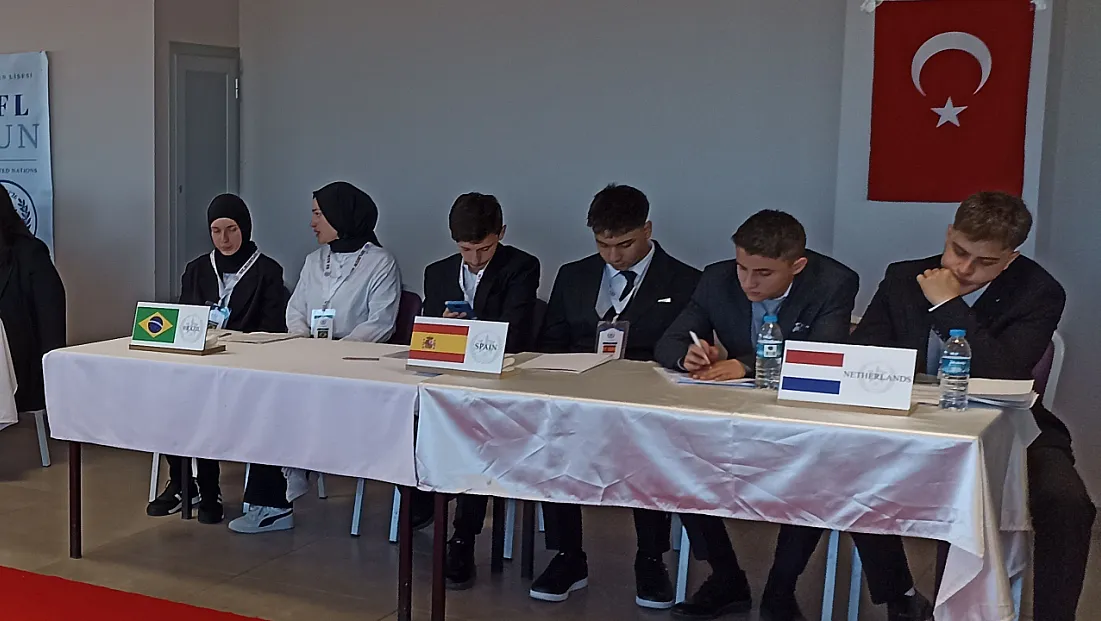 Havza’da lise öğrencileri eğitim reformları ve teknoloji kullanımını tartıştı