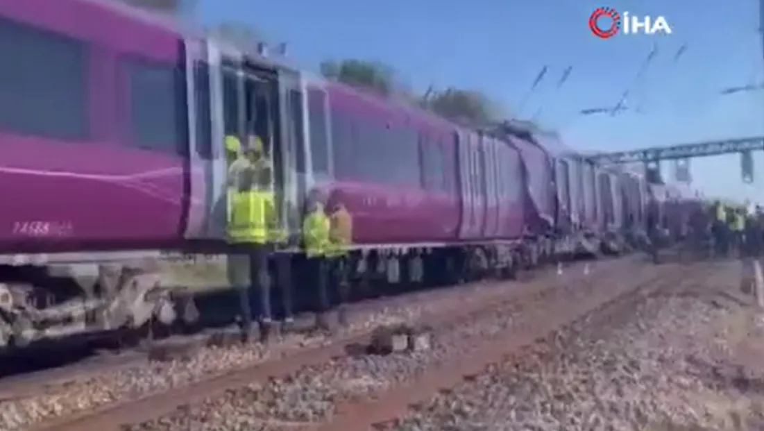 İngiltere'de iki yolcu treni kafa kafaya çarpıştı!