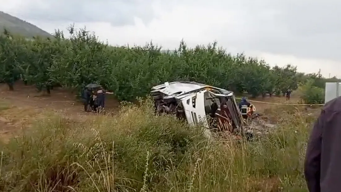 Isparta'da tur otobüsü devrildi: 4 ölü, 15 yaralı