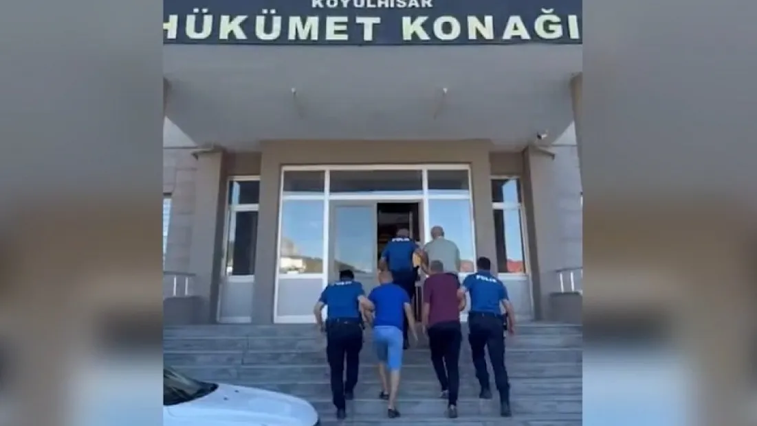 Kamyonun kasasından kaçak göçmenler çıktı