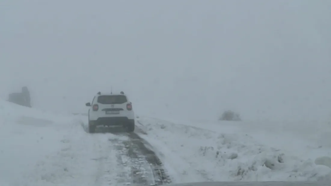Kar nedeniyle mahsur kalan araç kurtarıldı