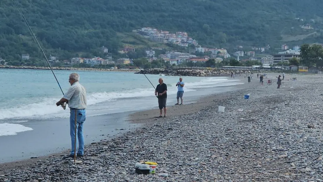 Kastamonu’da balık bereketi! Oltasını alan sahile koştu, kovalar doldu