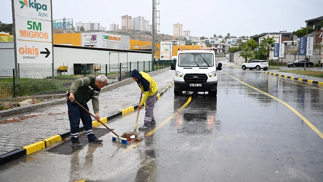 Kuşadası’nda belediye ekiplerinden yağış mesaisi