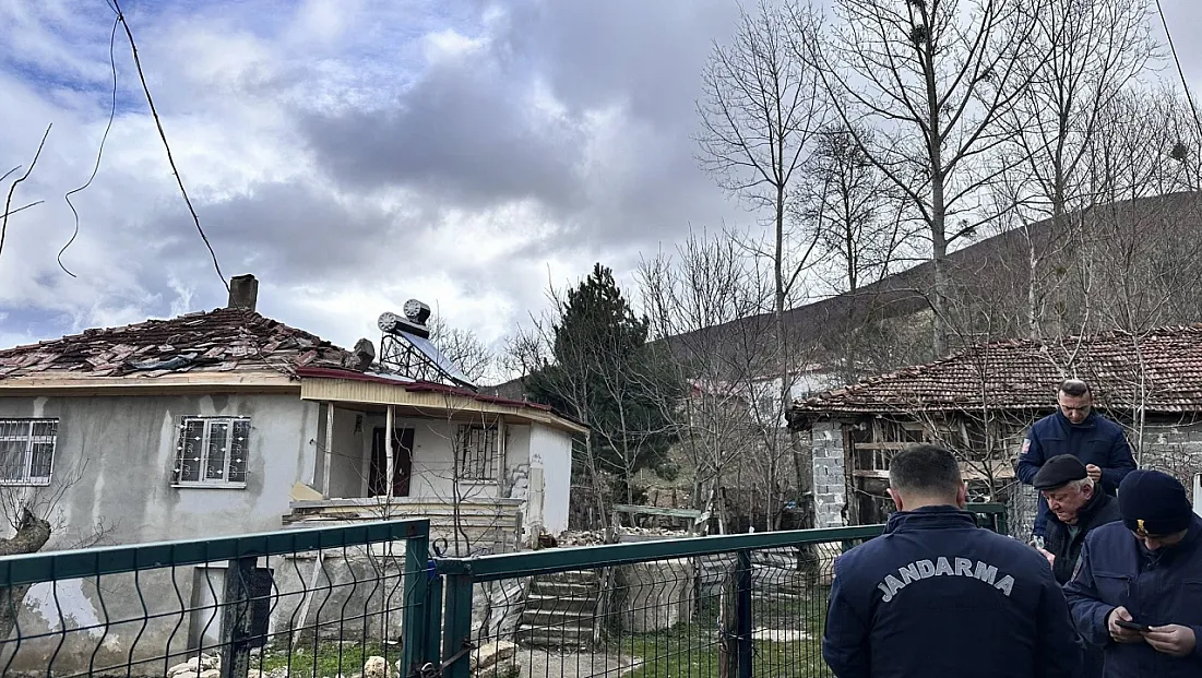 Ladik’te evlerin çatıları havada uçuştu!