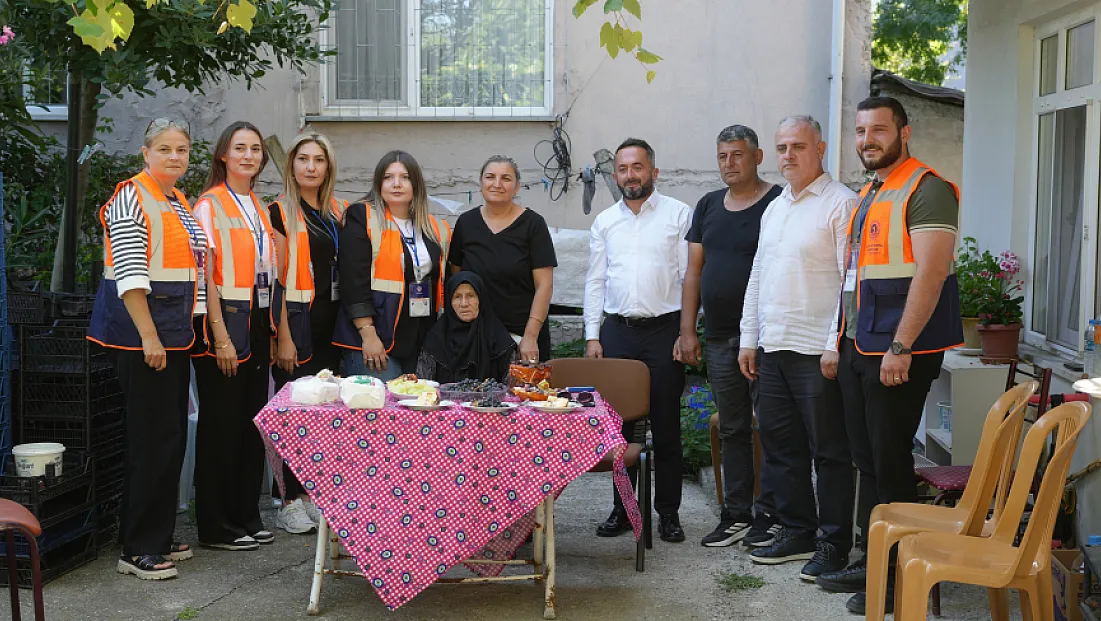 85 yaşındaki Emine nine ilk kez doğum günü pastası üfledi
