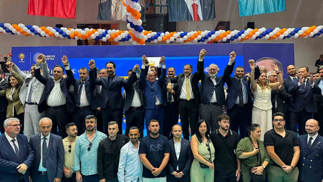 AK Parti'de 612 kişiye rozet takıldı