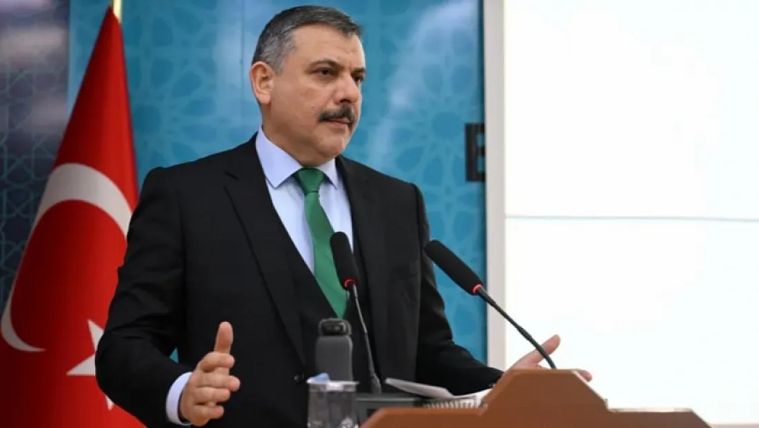Bakan Çiftçi’den yaralı genci yağmurdan koruyan polise teşekkür