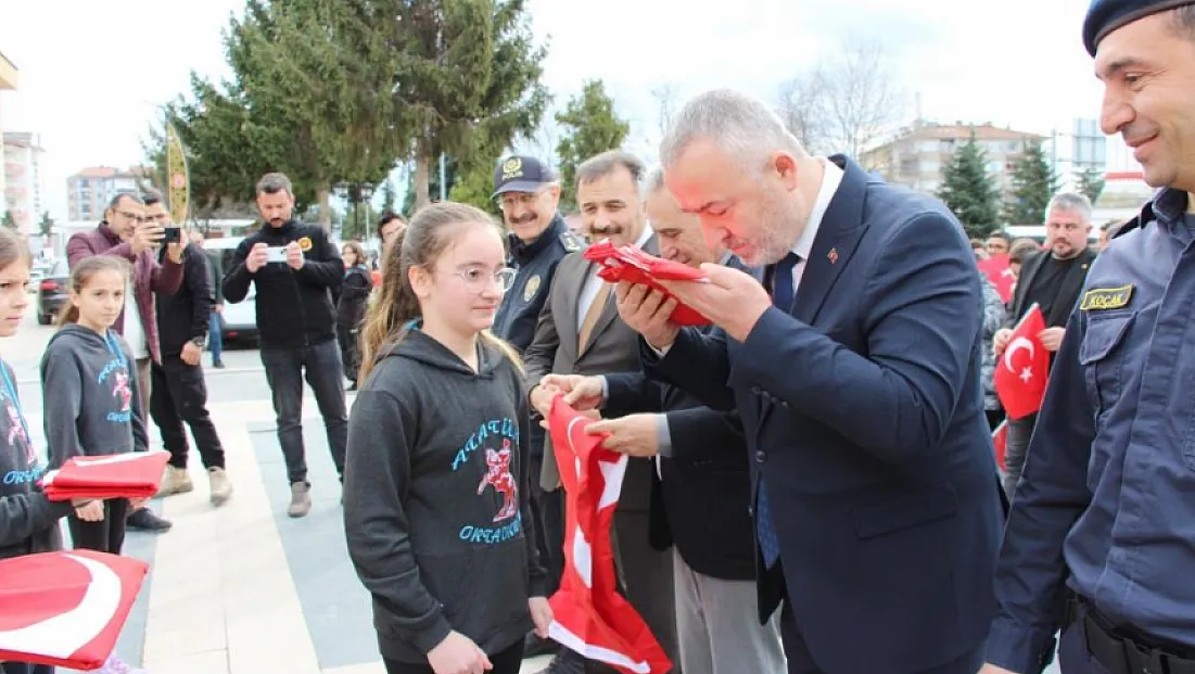 Bayrak yürüyüşüne büyük ilgi