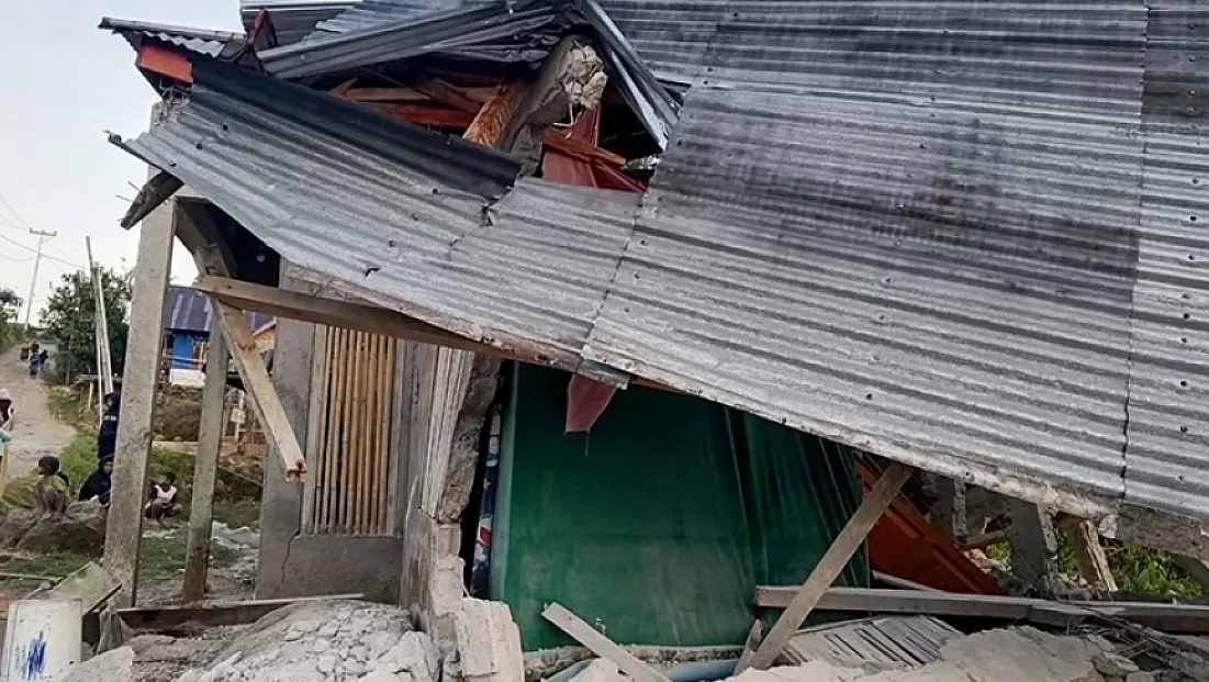 Endonezya'da 7.7 büyüklüğünde deprem: 20 ölü, çok sayıda yaralı