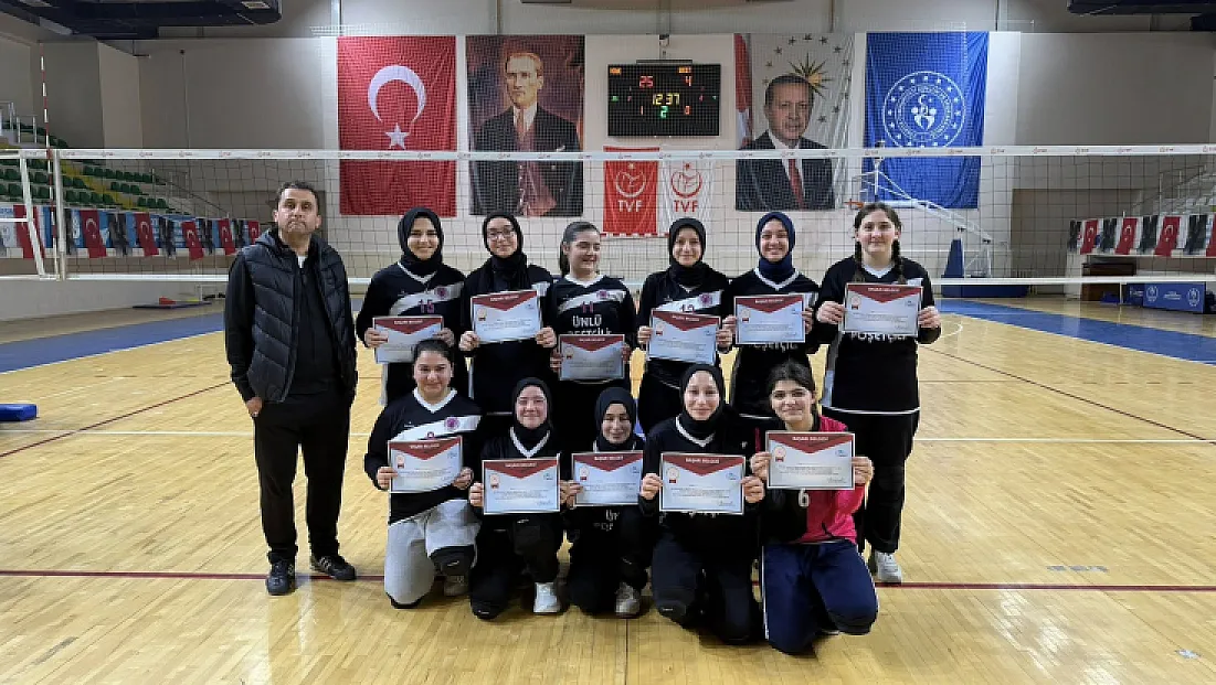 Genç kızlar voleybolda şampiyon Çarşamba Anadolu lisesi