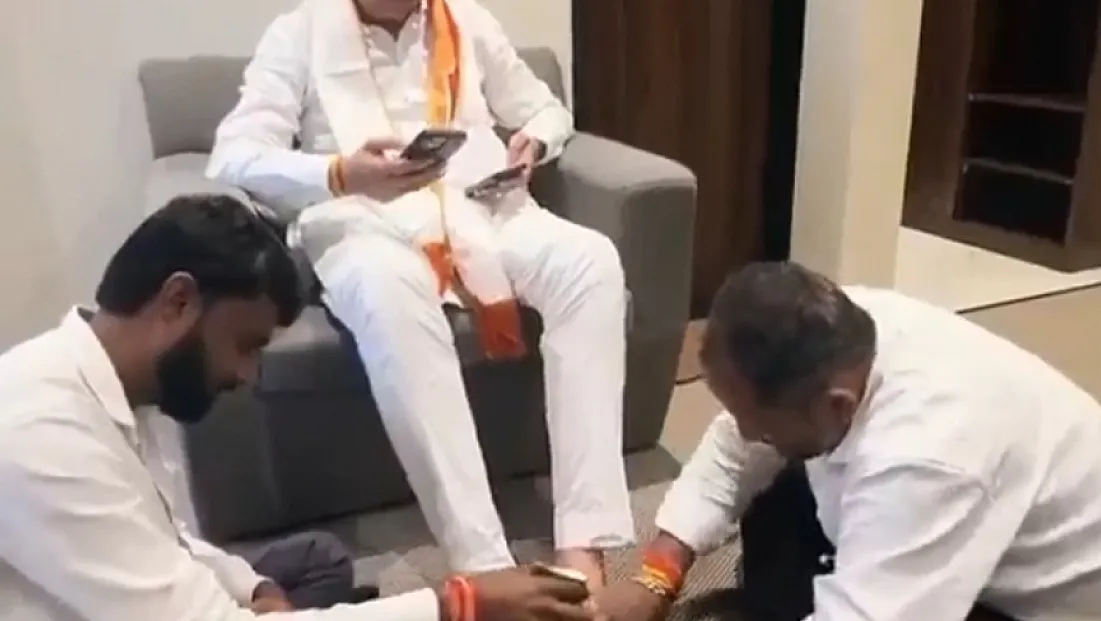Hindistan'da skandal görüntüler: Parti lideri ayaklarını sütle yıkattı