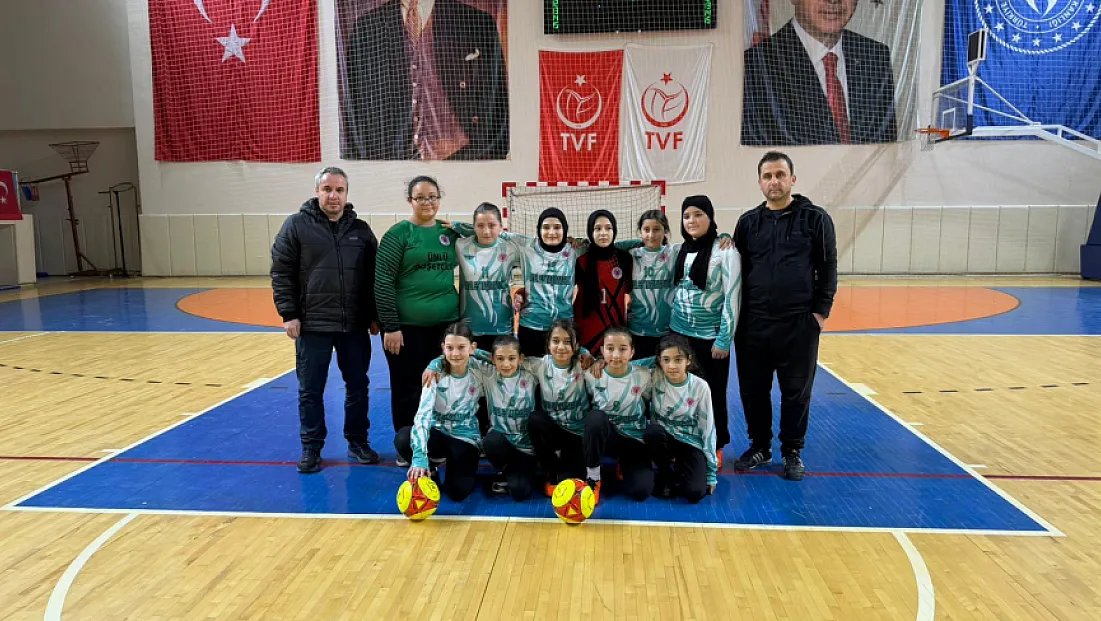 Küçük kızlar futsal’da şampiyon Atatürk Ortaokulu