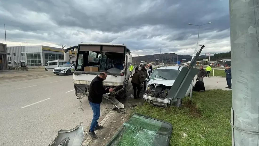 Midibüs ile kamyonet çarpıştı