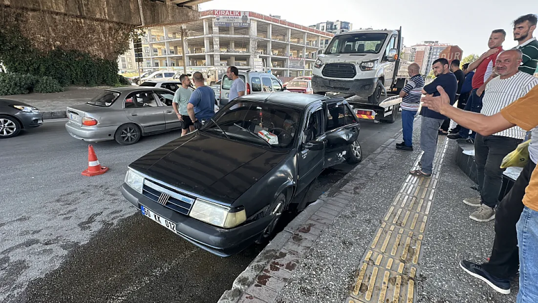 Samsun'da kavşakta otomobil ile kamyonet çarpıştı 1 yaralı
