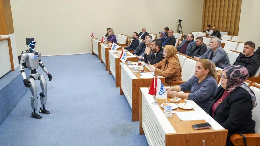 Mecliste bu kez bir “insan” değil, robot söz aldı CANİKMAN kürsüde