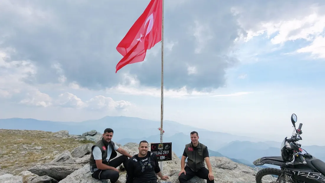 Motosiklet tutkunlarından zirvede anlamlı gelenek
