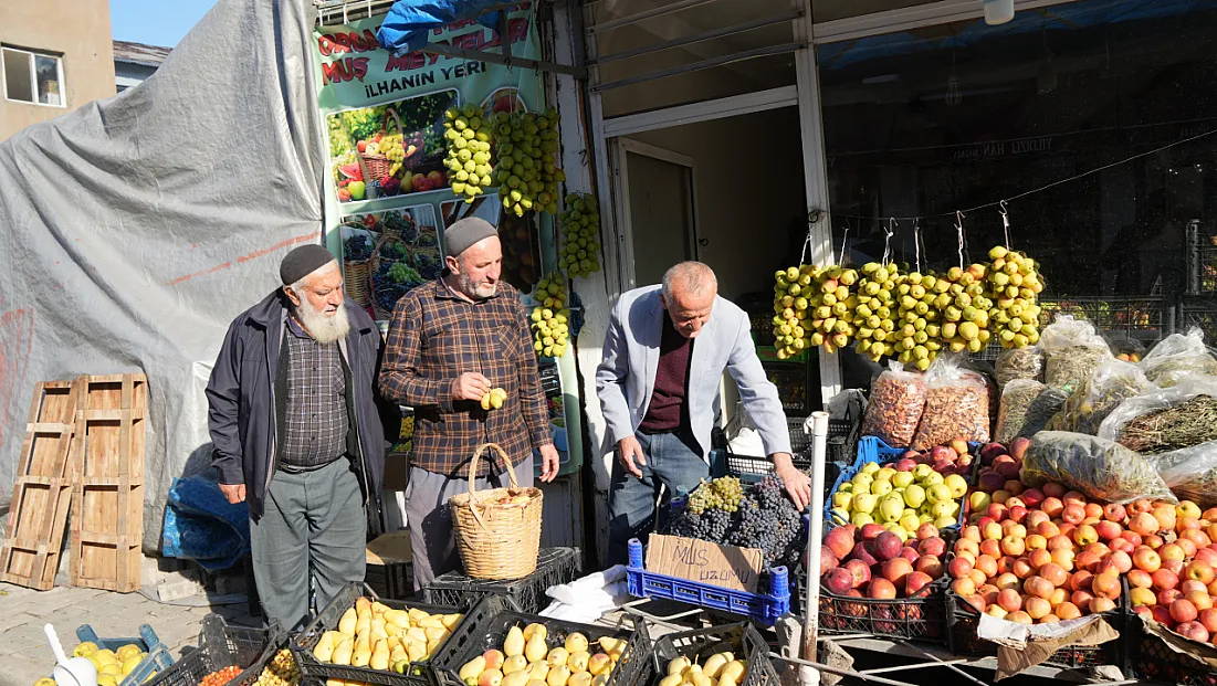 Muş’ta 40 yıllık gelenek: Armutları ipe dizip kışa saklıyor