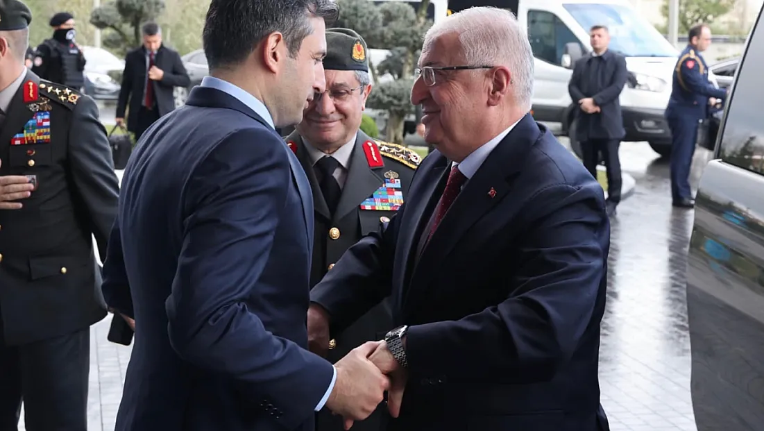 Özdemir Bayraktar belgeseline üst düzey katılım