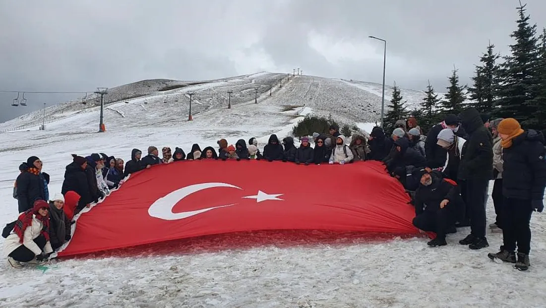 Özel Eğitim Öğrencilerinden Akdağ Zirvesinde Anlamlı Mesaj