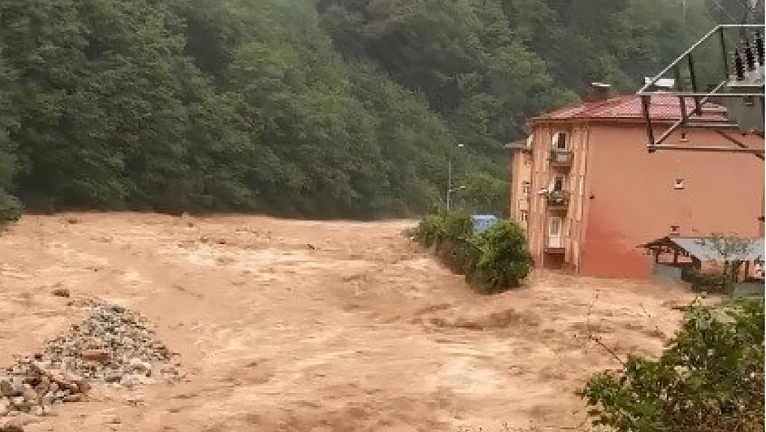 Rize’de Sel Felaketi: Köprü Çöktü, Yollar Kapandı, Bakanlar Bölgeye Gitti