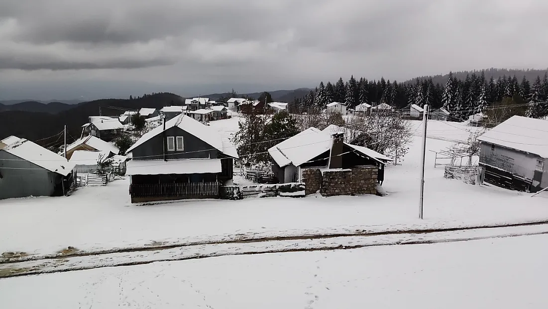 Sakarya’da mevsimin ilk karı yağdı! Yaylalar beyaza büründü
