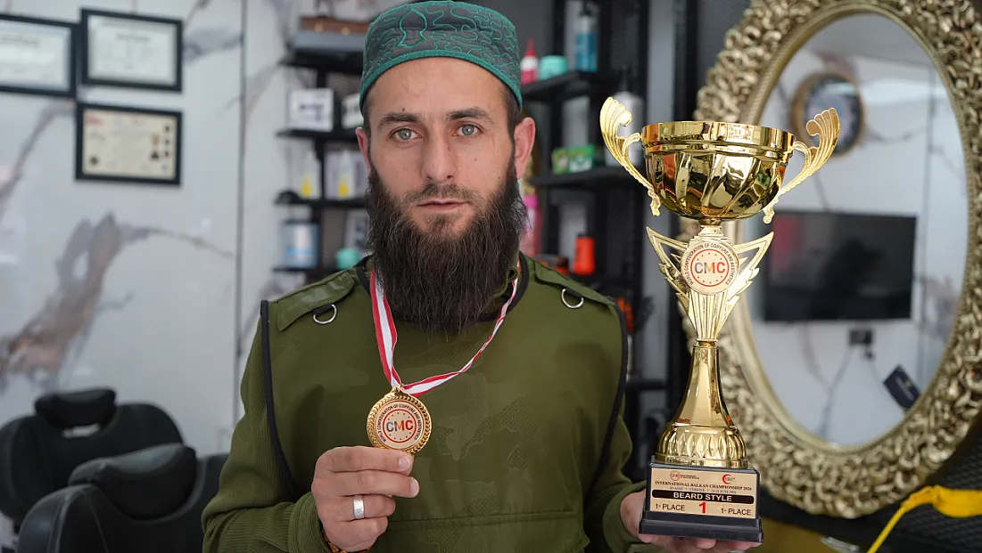 Takke ve sakalıyla katıldığı yarışmada Dünya Şampiyonu oldu