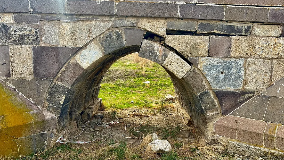 Tarihi Kırkgöz Köprüsü kaderine terk edildi!
