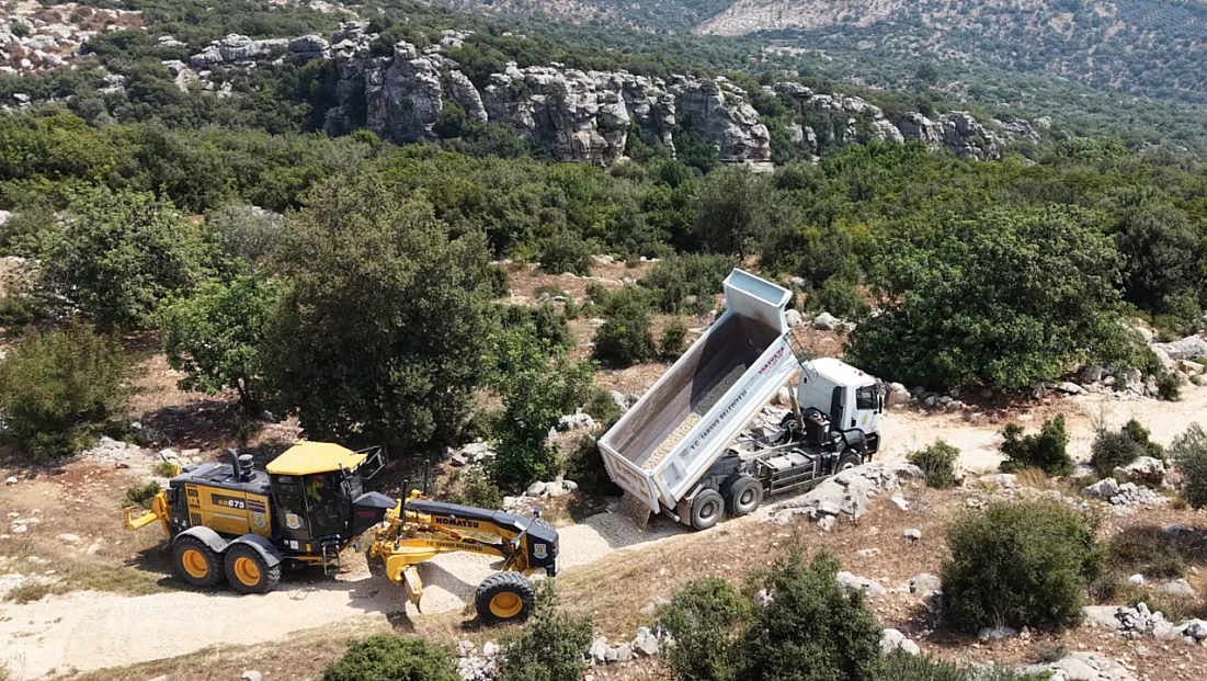 Tarsus'un kırsal mahallelerinde yol bakım seferberliği