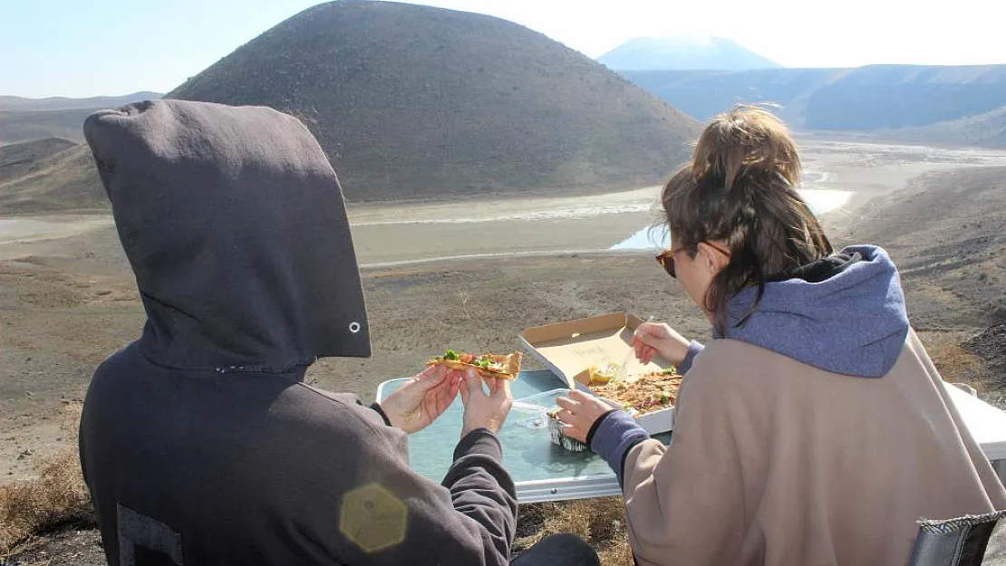Meke Gölü turistlerin uğrak yeri