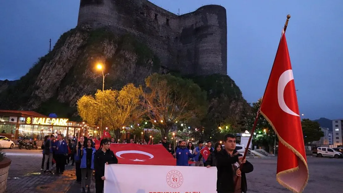 Gençler meşalelerle yürüdü